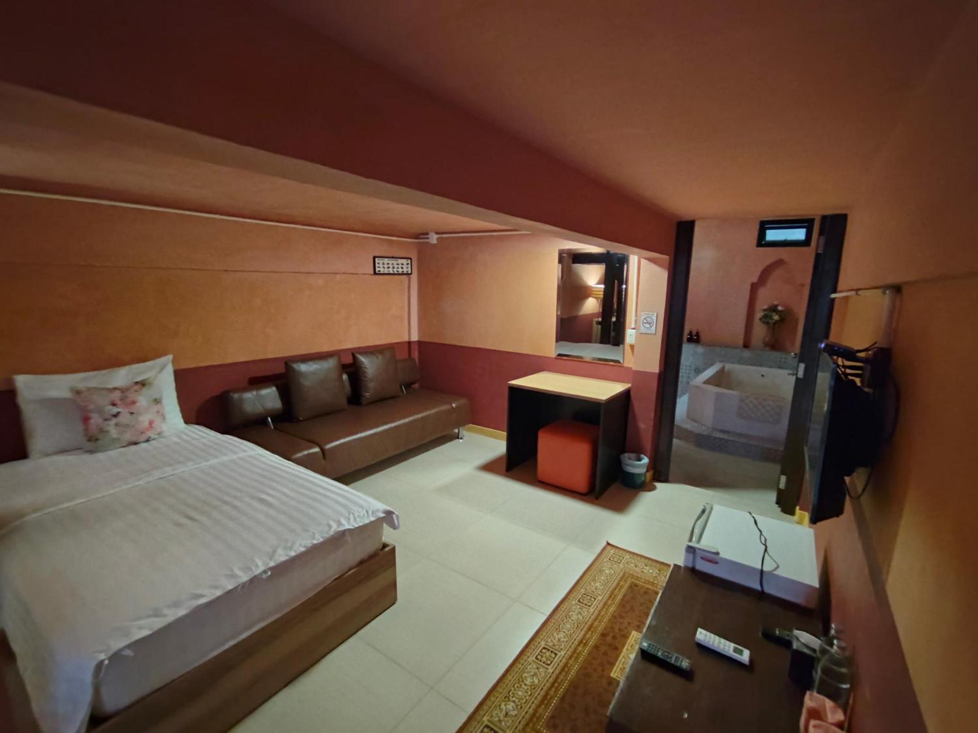 Retro Box Hotel Чумфон Екстериор снимка
