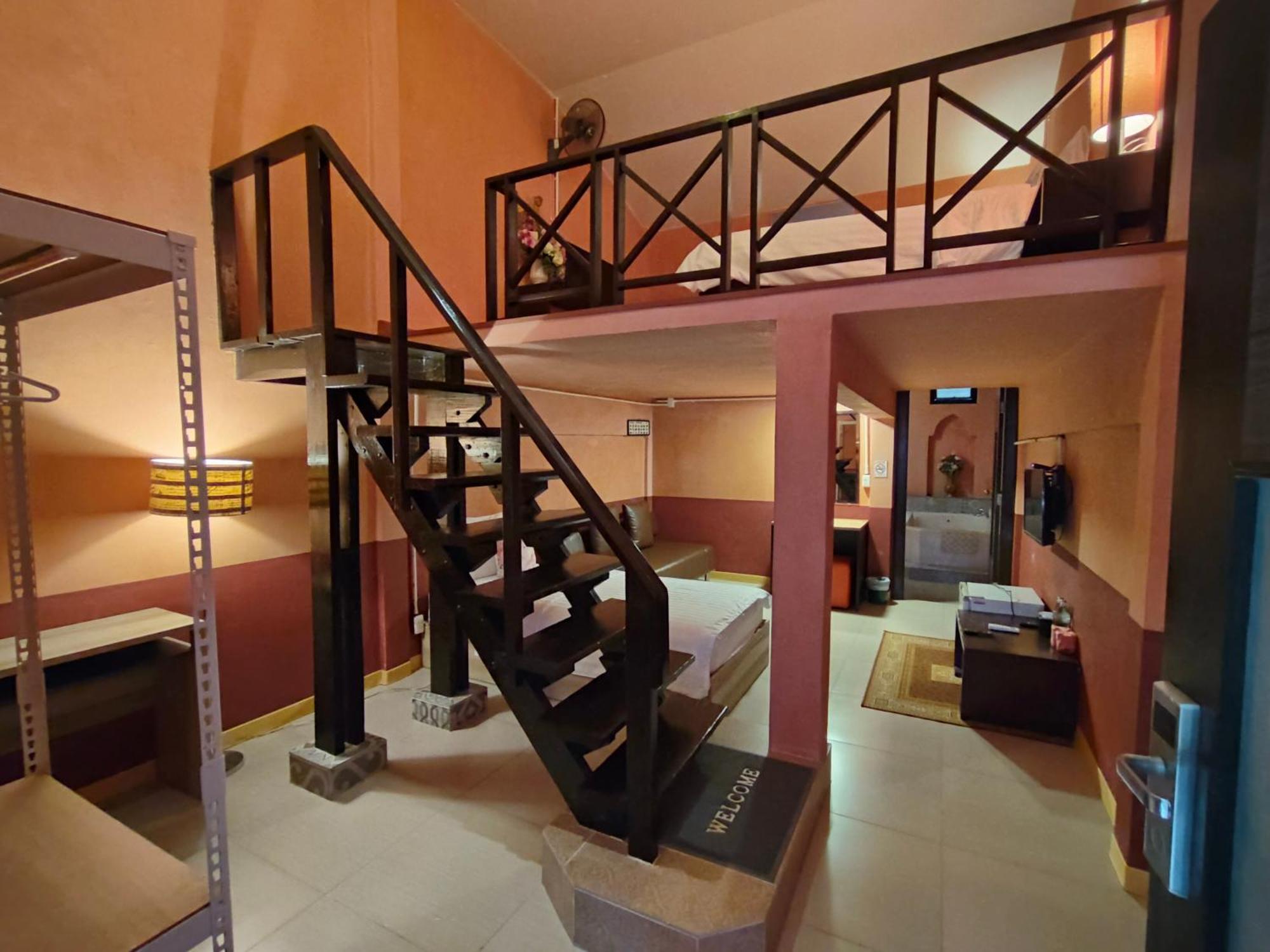 Retro Box Hotel Чумфон Екстериор снимка